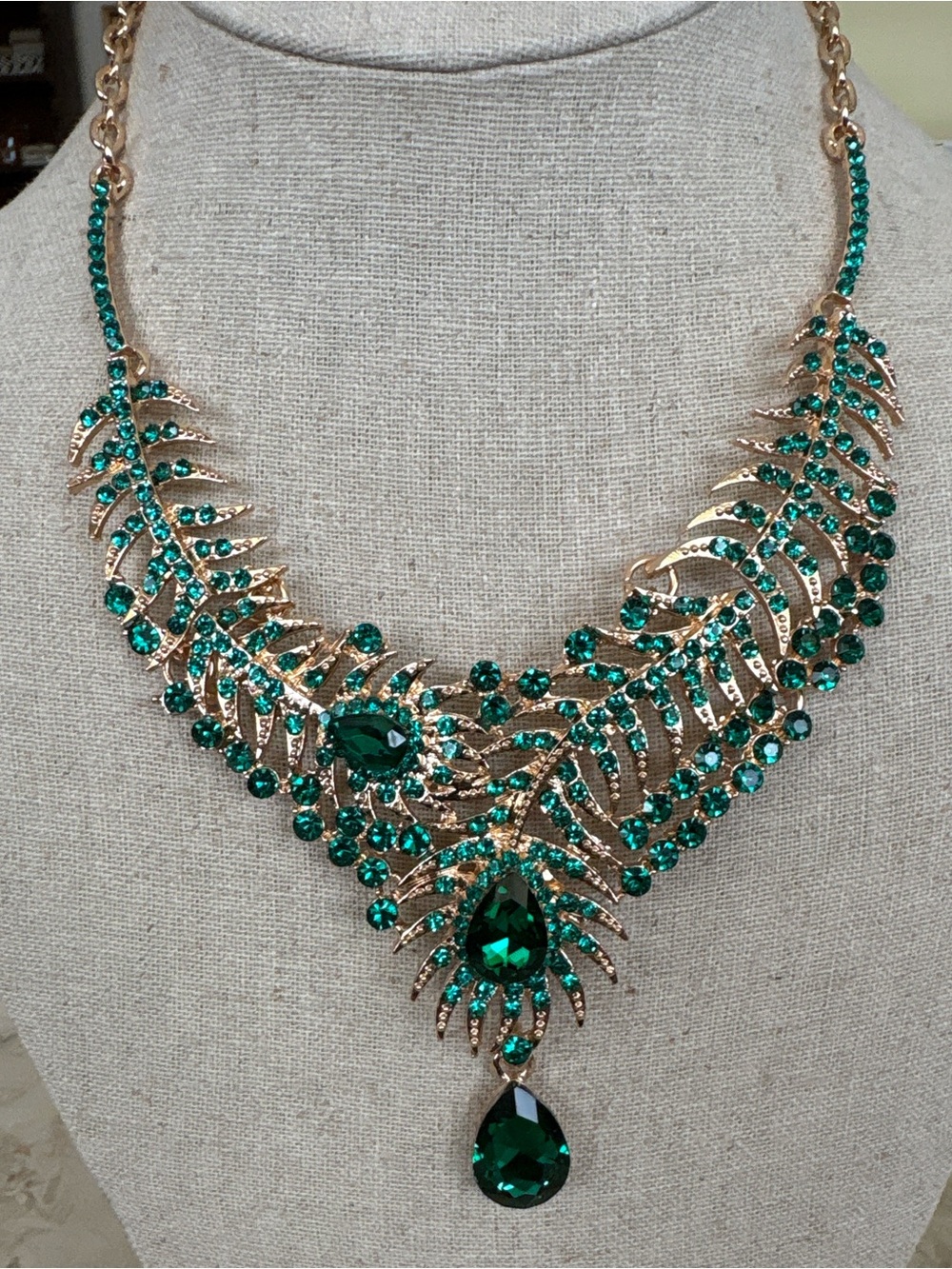 NWOT Bollywood Emerald Green Gold Tone Statement Necklace & Earrings Set - Picture 3 of 12